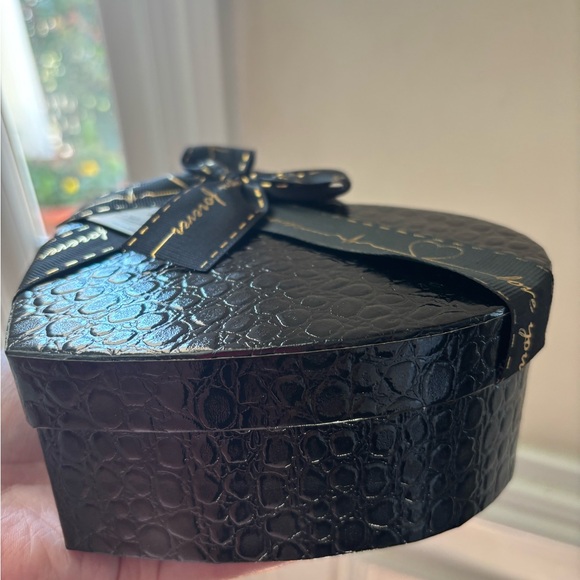 Valentine box with eternal roses and chocolate - Picture 9 of 9